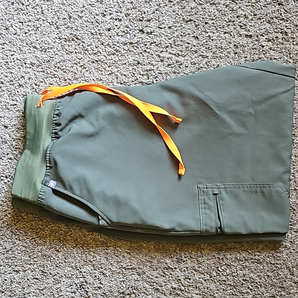 Figs XL High Waisted Moss Zamora Jogger w/ Free L Catarina Top